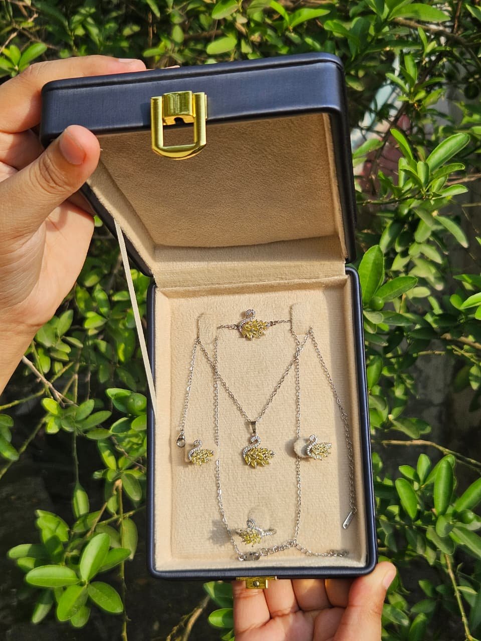 Swan Jewellery Set - Image 5